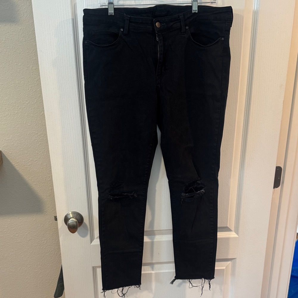 Uniqlo Black Distressed Ankle Jeans